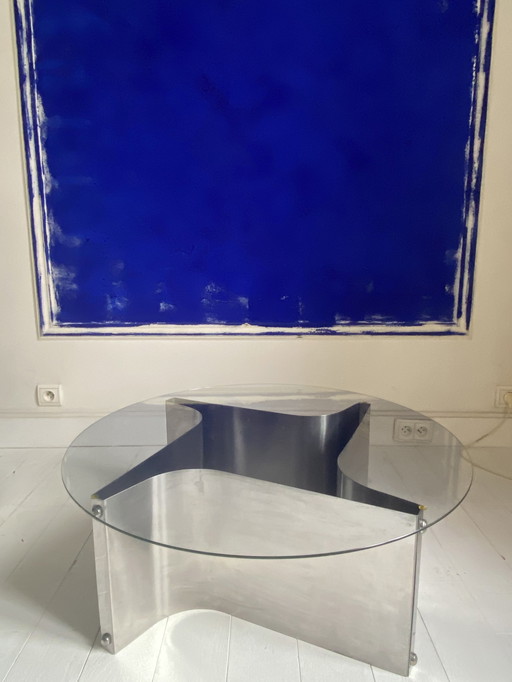 Ronde tafel met aluminium en glazen onderstel