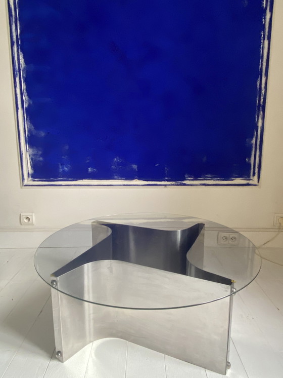 Image 1 of Ronde tafel met aluminium en glazen onderstel