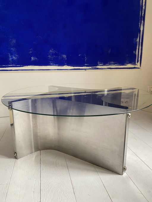 Ronde tafel met aluminium en glazen onderstel