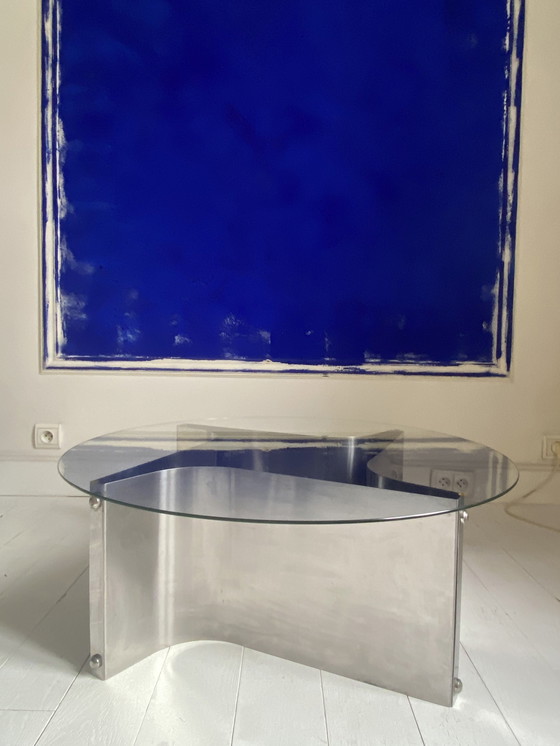 Image 1 of Ronde tafel met aluminium en glazen onderstel