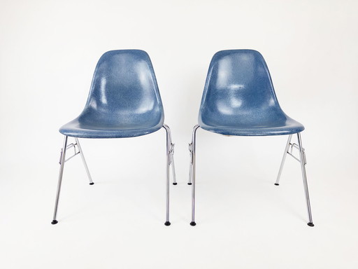 2x Vitra Eames glasvezel stoelen