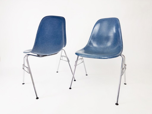 2x Vitra Eames glasvezel stoelen