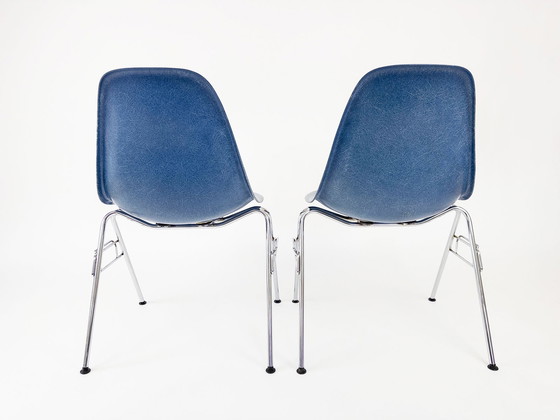 Image 1 of 2x Vitra Eames glasvezel stoelen