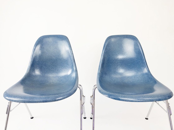 Image 1 of 2x Vitra Eames glasvezel stoelen