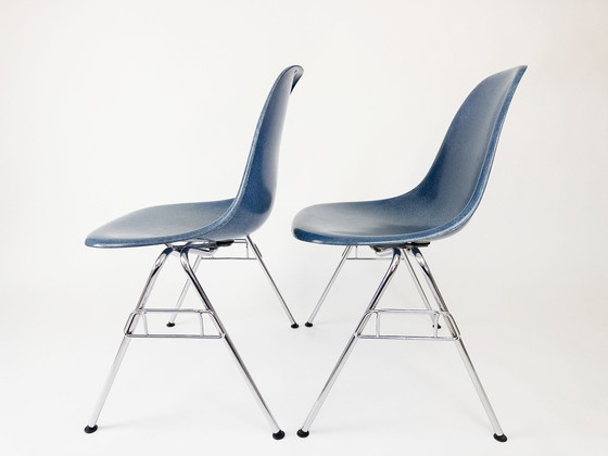 Image 1 of 2x Vitra Eames glasvezel stoelen