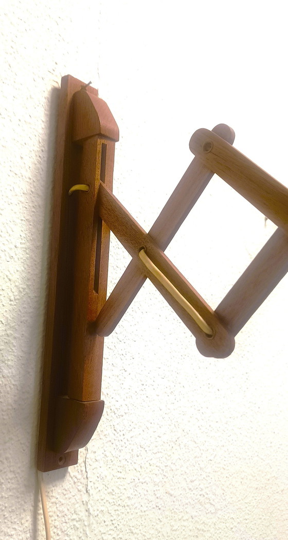 Image 1 of Vijftiger Jaren Schaarlamp Teakhout Met Rotan Kap