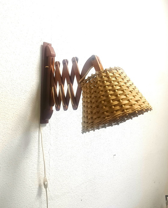 Image 1 of Vijftiger Jaren Schaarlamp Teakhout Met Rotan Kap