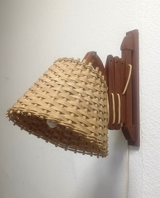 Image 1 of Vijftiger Jaren Schaarlamp Teakhout Met Rotan Kap