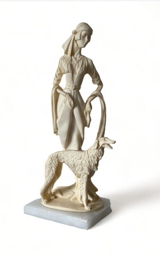 Image 1 of Italiaanse sculptuur vintage dame met hond kunst