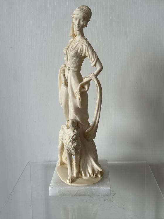 Image 1 of Italiaanse sculptuur vintage dame met hond kunst