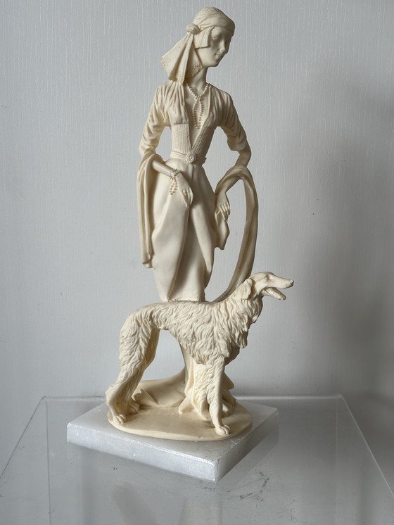 Image 1 of Italiaanse sculptuur vintage dame met hond kunst