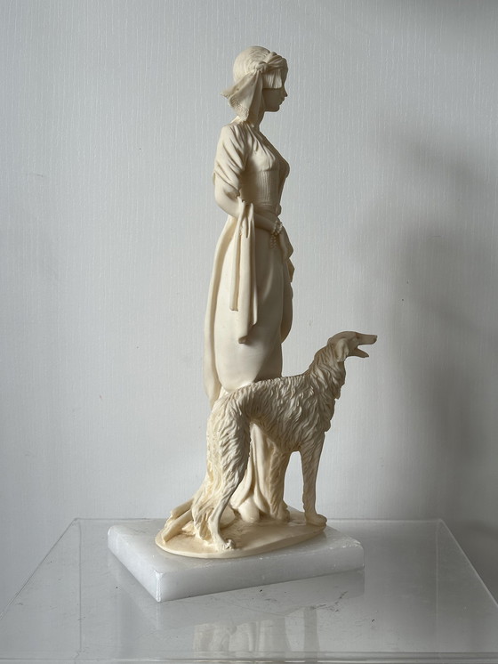 Image 1 of Italiaanse sculptuur vintage dame met hond kunst