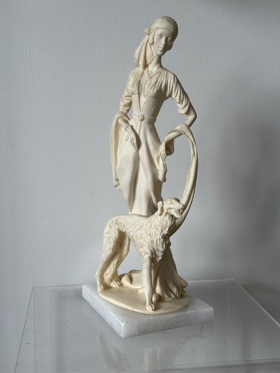 Image 1 of Italiaanse sculptuur vintage dame met hond kunst