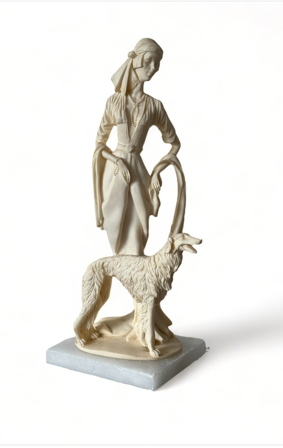 Image 1 of Italiaanse sculptuur vintage dame met hond kunst