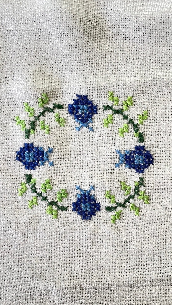 Image 1 of Geborduurd tafelkleed en 12 Vintage Servetten Frankrijk