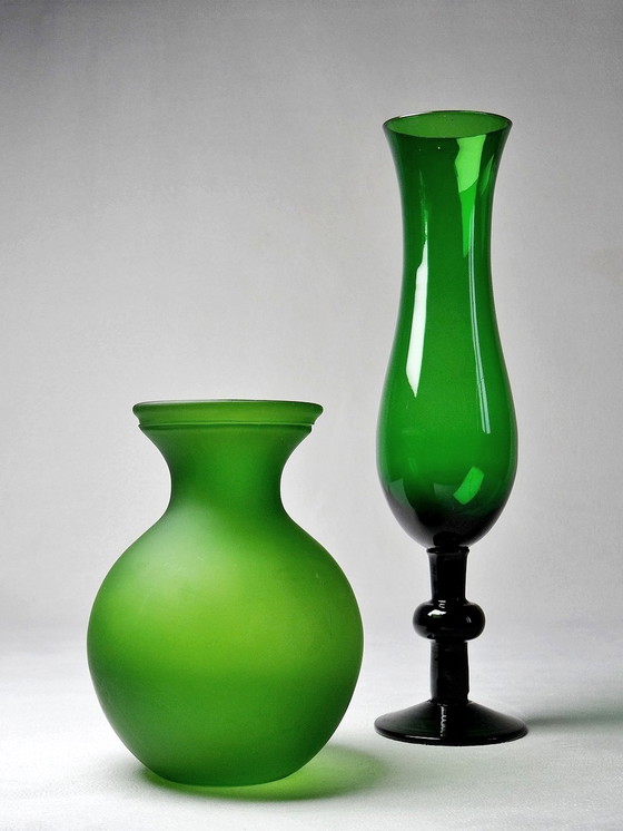 Image 1 of Duo van kleine vintage groene glazen vazen