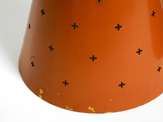 Image 1 of Paar Italiaanse Mid Century Modern Diabolo design hanglampen van geperforeerd plaatstaal in steenrood