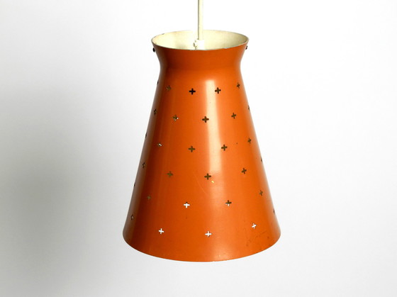 Image 1 of Paar Italiaanse Mid Century Modern Diabolo design hanglampen van geperforeerd plaatstaal in steenrood