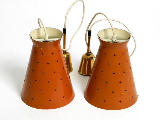 Image 1 of Paar Italiaanse Mid Century Modern Diabolo design hanglampen van geperforeerd plaatstaal in steenrood