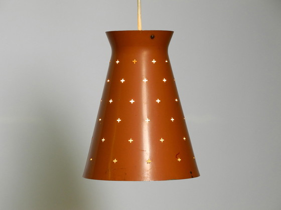 Image 1 of Paar Italiaanse Mid Century Modern Diabolo design hanglampen van geperforeerd plaatstaal in steenrood