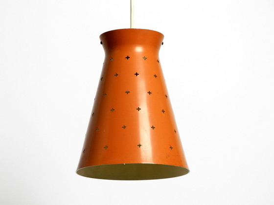 Image 1 of Paar Italiaanse Mid Century Modern Diabolo design hanglampen van geperforeerd plaatstaal in steenrood