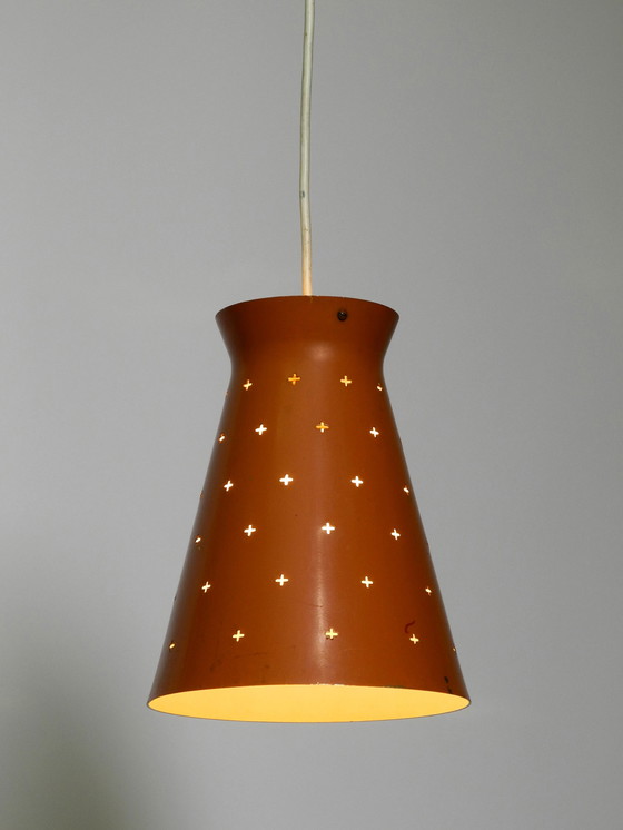 Image 1 of Paar Italiaanse Mid Century Modern Diabolo design hanglampen van geperforeerd plaatstaal in steenrood