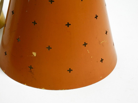 Image 1 of Paar Italiaanse Mid Century Modern Diabolo design hanglampen van geperforeerd plaatstaal in steenrood