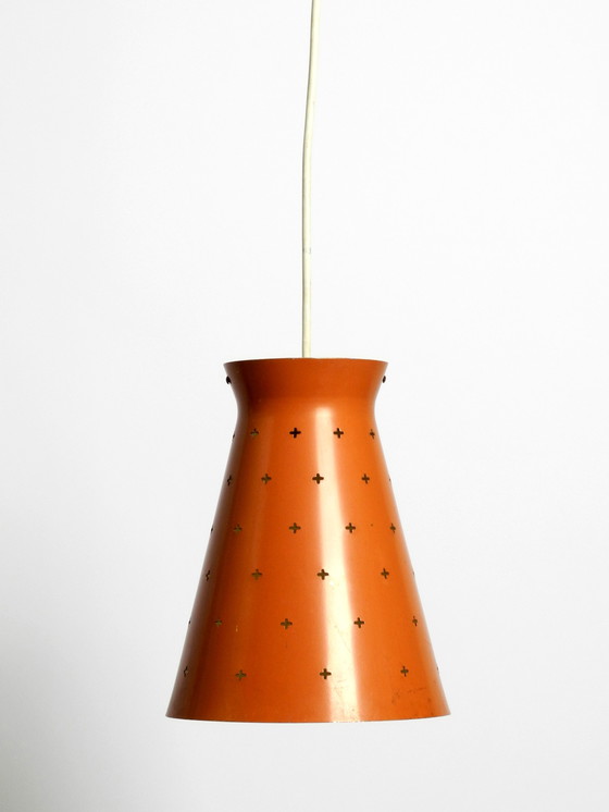 Image 1 of Paar Italiaanse Mid Century Modern Diabolo design hanglampen van geperforeerd plaatstaal in steenrood