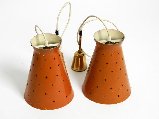 Image 1 of Paar Italiaanse Mid Century Modern Diabolo design hanglampen van geperforeerd plaatstaal in steenrood