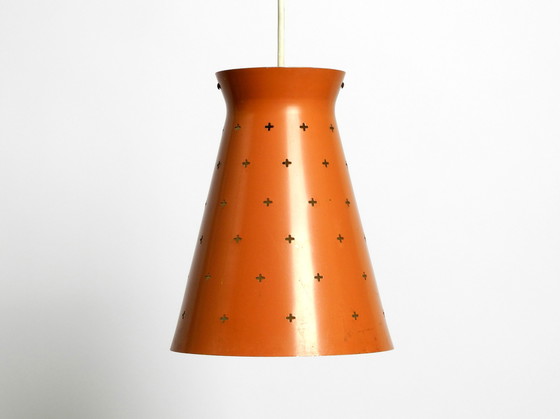 Image 1 of Paar Italiaanse Mid Century Modern Diabolo design hanglampen van geperforeerd plaatstaal in steenrood