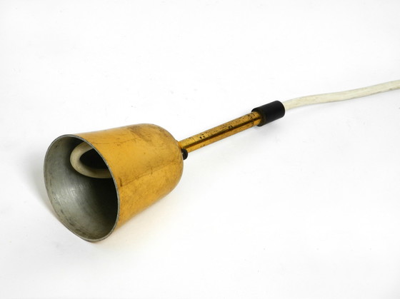 Image 1 of Paar Italiaanse Mid Century Modern Diabolo design hanglampen van geperforeerd plaatstaal in steenrood