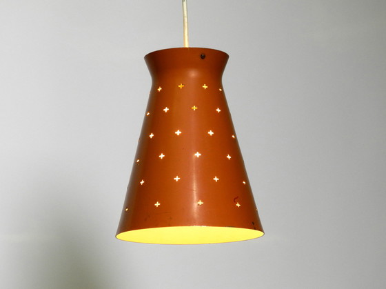 Image 1 of Paar Italiaanse Mid Century Modern Diabolo design hanglampen van geperforeerd plaatstaal in steenrood