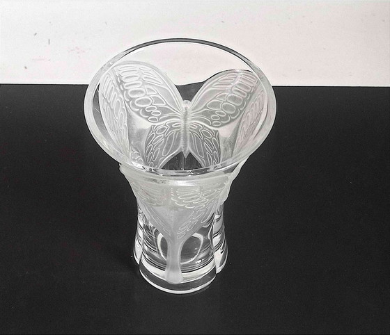 Image 1 of Vaas Cristal D'Arques Met Reliëf Vlinder Frosted Glas Hoogte 20 Cm