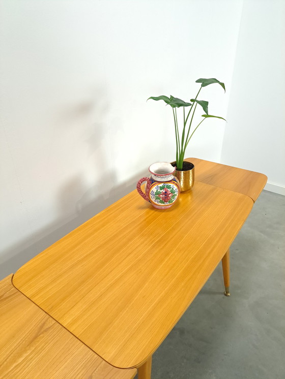 Image 1 of Tafel met fineer in hoogte verstelbaar en uitschuifbaar met messing poten, eettafel vintage