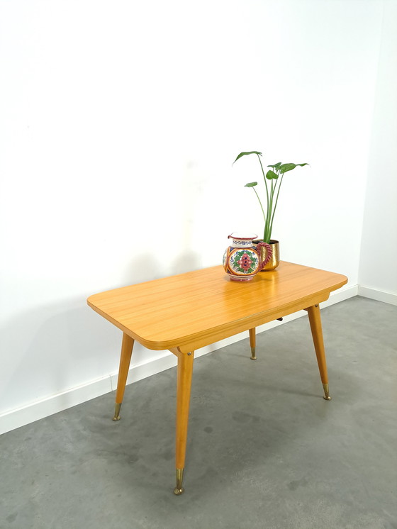 Image 1 of Tafel met fineer in hoogte verstelbaar en uitschuifbaar met messing poten, eettafel vintage