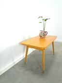 Tafel met fineer in hoogte verstelbaar en uitschuifbaar met messing poten, eettafel vintage