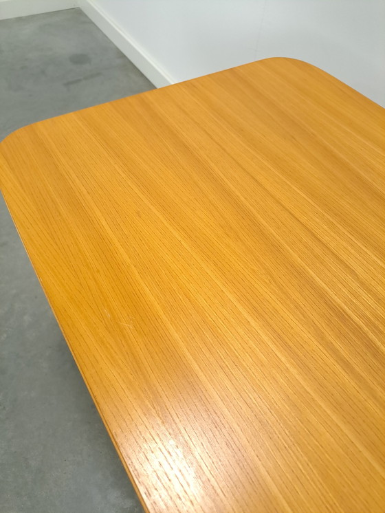 Image 1 of Tafel met fineer in hoogte verstelbaar en uitschuifbaar met messing poten, eettafel vintage
