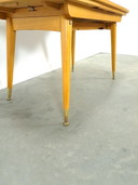 Tafel met fineer in hoogte verstelbaar en uitschuifbaar met messing poten, eettafel vintage