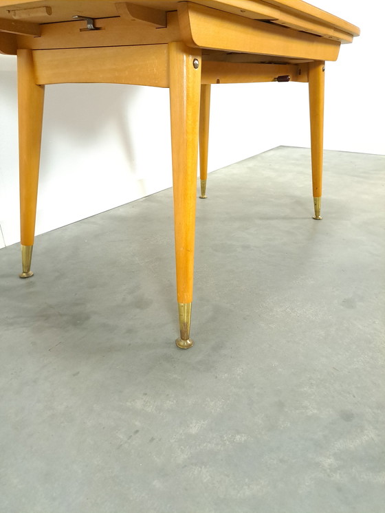 Image 1 of Tafel met fineer in hoogte verstelbaar en uitschuifbaar met messing poten, eettafel vintage