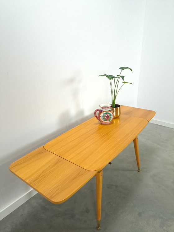 Image 1 of Tafel met fineer in hoogte verstelbaar en uitschuifbaar met messing poten, eettafel vintage