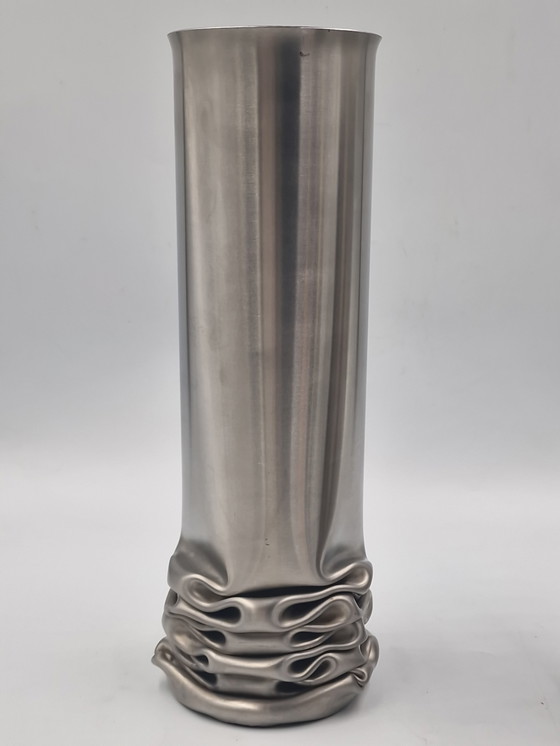 Image 1 of Crush flower vase, gesigneerd en gedateerd