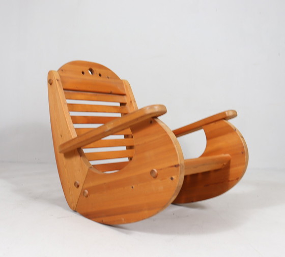 Image 1 of Brutalistische schommelstoel van grenenhout van Wasa Furniture, jaren 1990