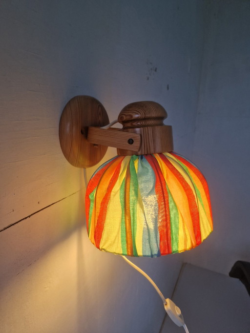 Vintage grenen houten Zweedse wandlamp