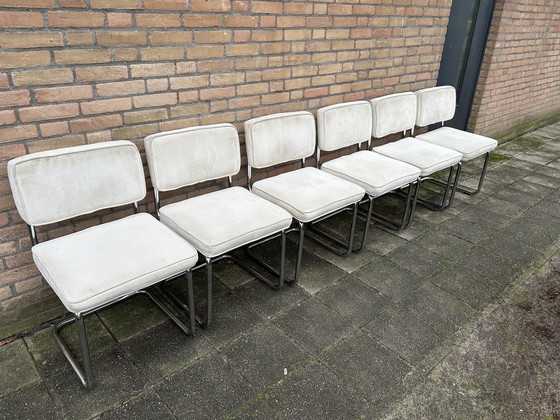 Image 1 of 6 Witte Ribstof Stoelen Met Chrome Buisframe