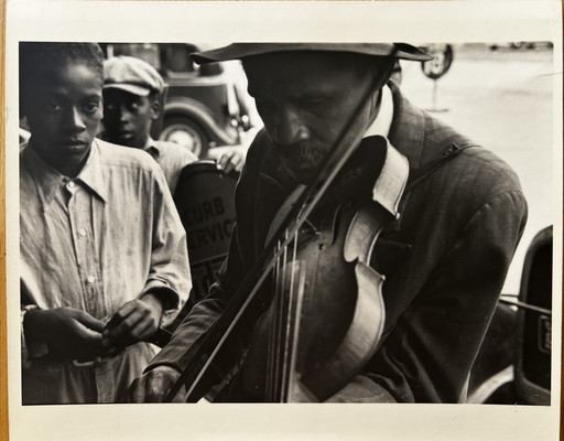 Ben Shahn, Foto met postzegel gereproduceerd uit de collectie van de Library Of Congress, 1970.