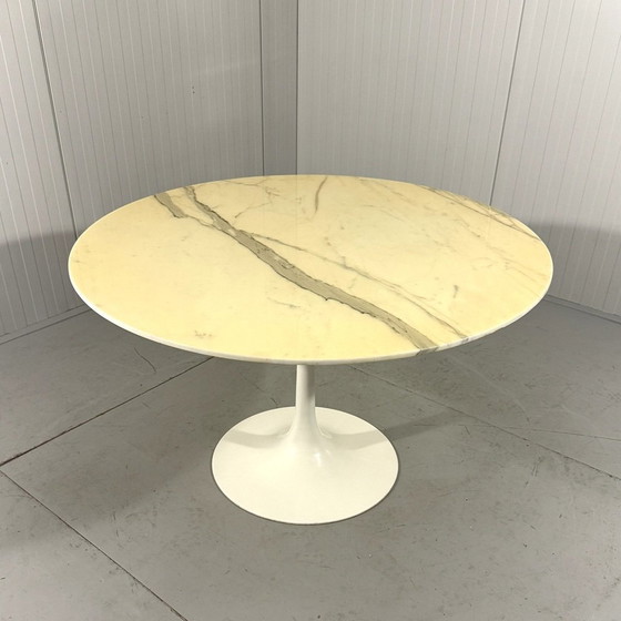 Image 1 of Ronde Marmeren Eettafel Met Tulpvormige Voet 1960'S