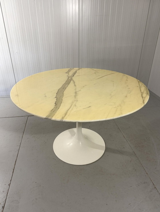 Image 1 of Ronde Marmeren Eettafel Met Tulpvormige Voet 1960'S