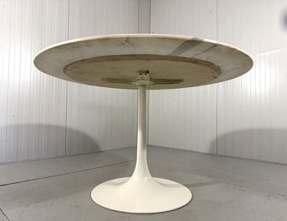 Image 1 of Ronde Marmeren Eettafel Met Tulpvormige Voet 1960'S