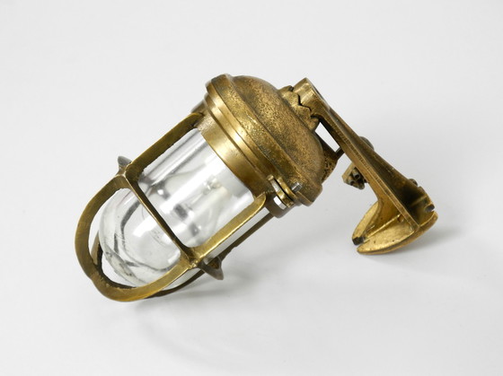 Image 1 of Zware maritieme scheepswandlamp uit 1950 gemaakt van gegoten messing en met glazen kap