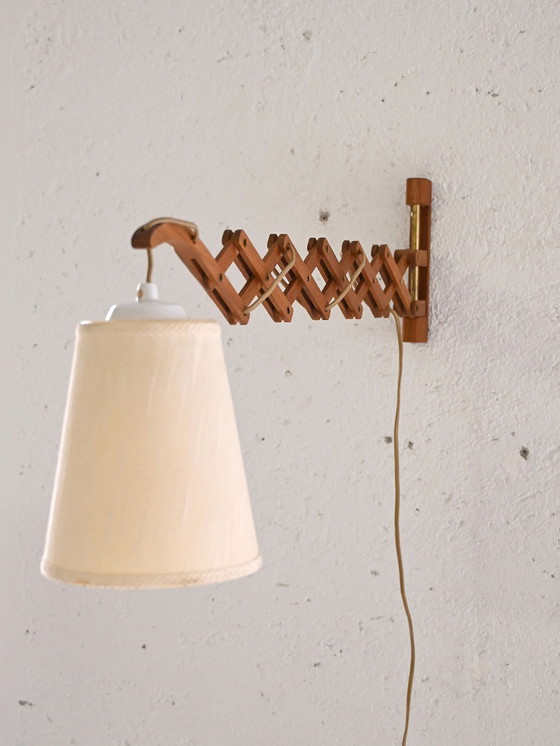 Image 1 of Vintage wandlamp met uitschuifbare houten arm en kegelvormige stoffen kap